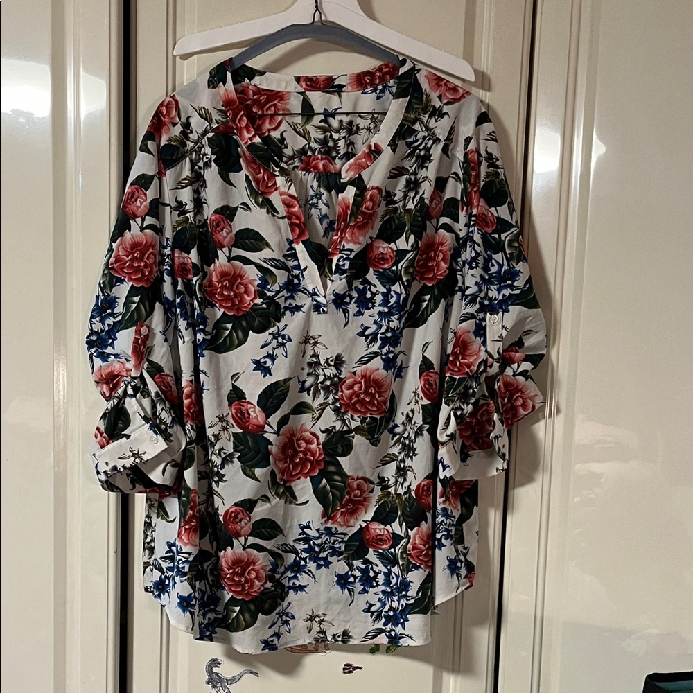 Roz & Ali White Floral V-Neck Blouse with Pink Roses